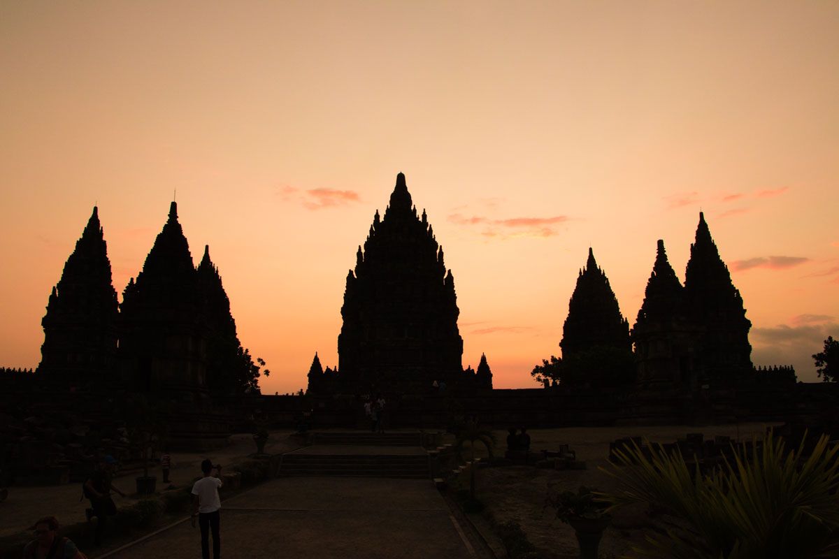 Candi Borobudur saat Matahari Terbit